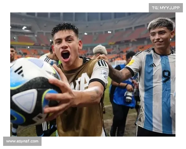 阿根廷华裔球员首秀奉献助攻 父母带侨胞拉拉队热情助威 阿根廷华裔球员首秀奉献助攻 父母带侨胞拉拉队热情助威